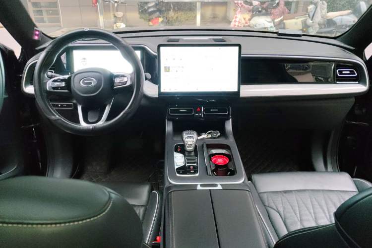 Used GAC Trumpchi GS8 2024 Linghang Series 2.0 TGDI Two-Wheel Drive Luxury Smart Connectivity Version Center Console