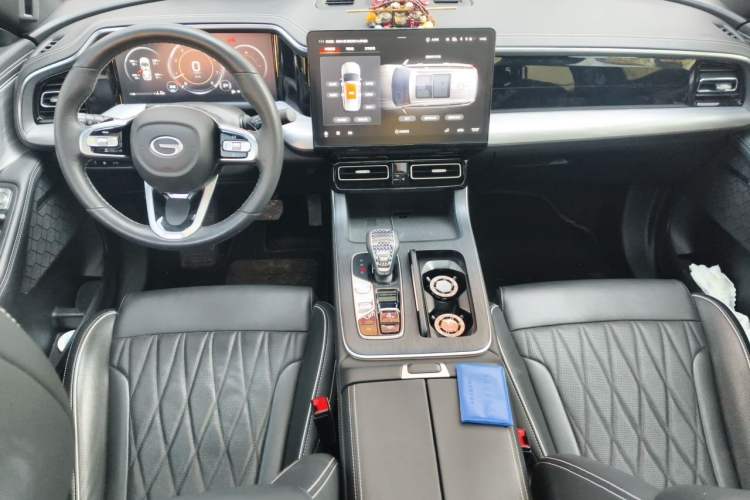 Used GAC Trumpchi GS8 2024 Linghang Series 2.0 TGDI Two-Wheel Drive Luxury Smart Connectivity Version Center Console