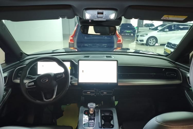 Used GAC Trumpchi GS8 2024 Linghang Series 2.0 TGDI Two-Wheel Drive Luxury Smart Connectivity Version Center Console