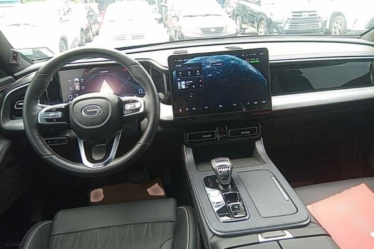 Used GAC Trumpchi GS8 2024 Linghang Series 2.0 TGDI Two-Wheel Drive Luxury Smart Connectivity Version Center Console
