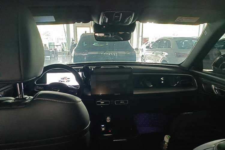 Used GAC Trumpchi GS8 2024 Linghang Series 2.0 TGDI Four-Wheel Drive Luxury Smart Connectivity Version Center Console