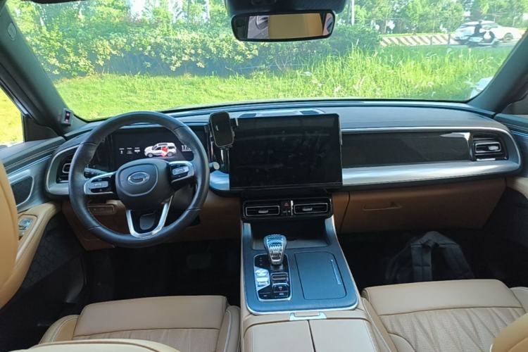 Used GAC Trumpchi GS8 2024 Linghang Series 2.0 TGDI Two-Wheel Drive Luxury Smart Connectivity Version Center Console