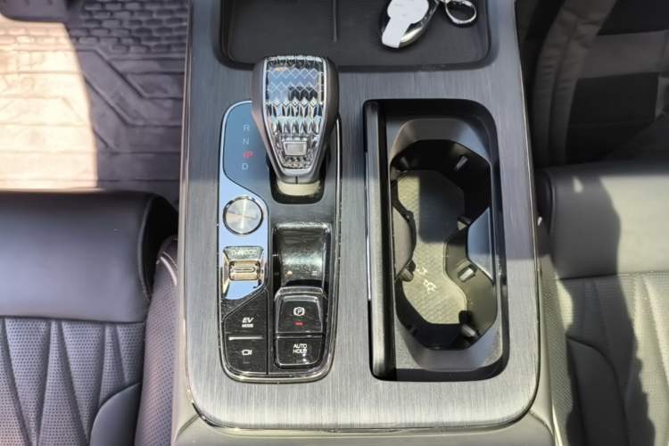 Used GAC Trumpchi GS8 2024 Dual-Motor Series 2.0TM Two-Wheel Drive Premium Edition Gear Lever