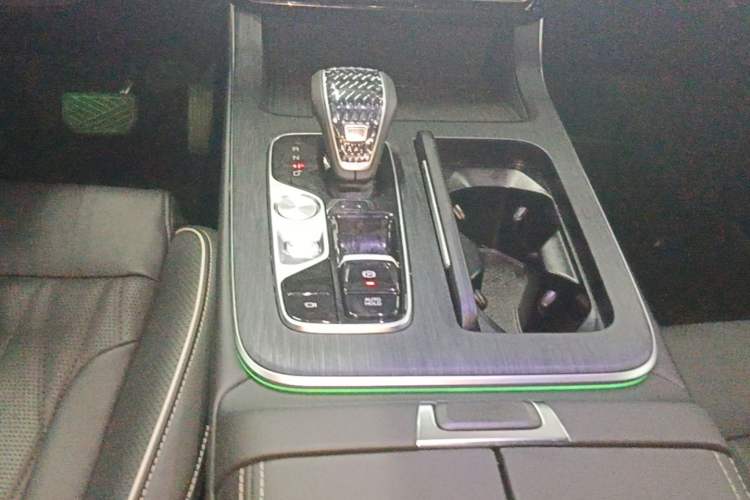 Used GAC Trumpchi GS8 2024 Linghang Series 2.0 TGDI Two-Wheel Drive Luxury Smart Connectivity Version Gear Lever