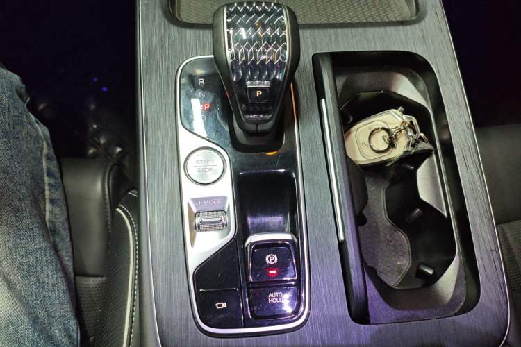 Used GAC Trumpchi GS8 2024 Linghang Series 2.0 TGDI Two-Wheel Drive Luxury Smart Connectivity Version Gear Lever