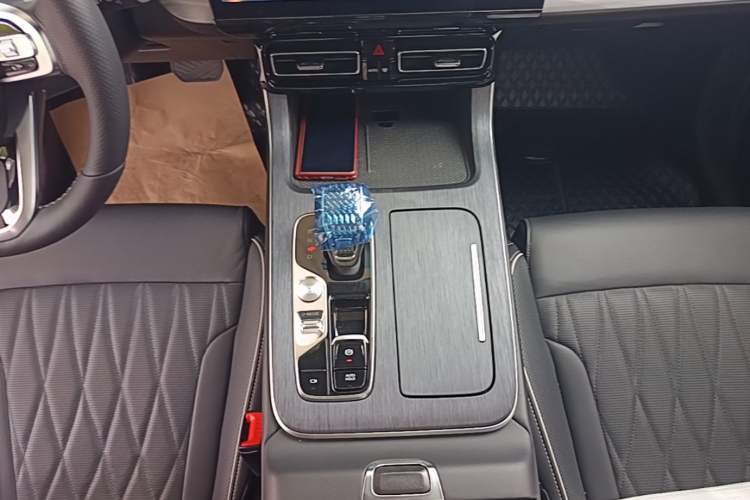 Used GAC Trumpchi GS8 2024 Linghang Series 2.0 TGDI Two-Wheel Drive Luxury Smart Connectivity Version Gear Lever