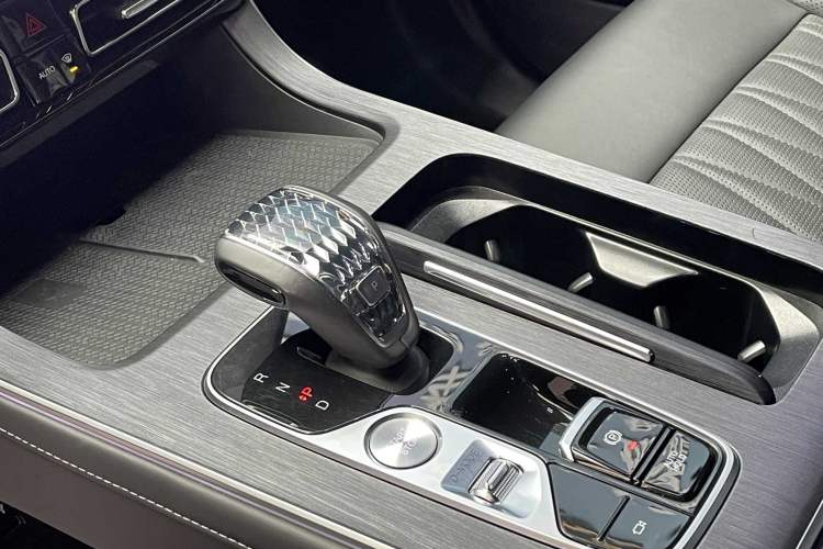Used GAC Trumpchi GS8 2024 Linghang Series 2.0 TGDI Two-Wheel Drive Luxury Smart Connectivity Version Gear Lever