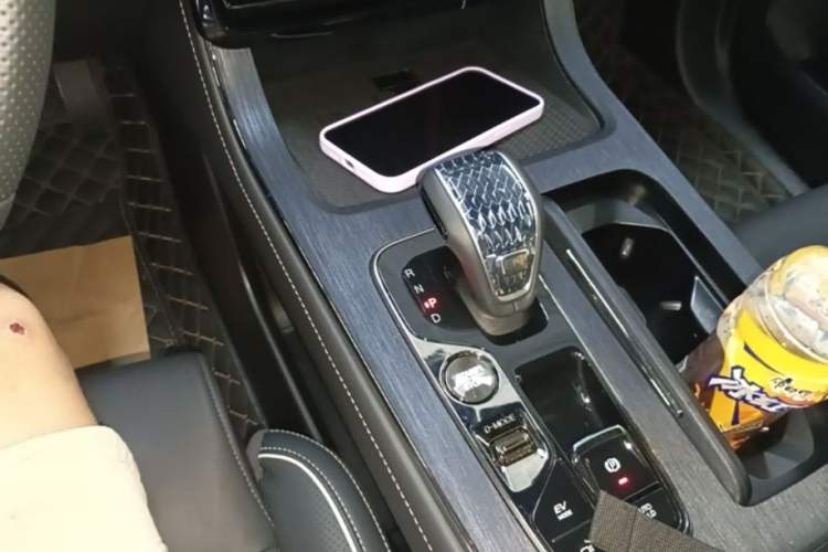 Used GAC Trumpchi GS8 2024 Dual-Motor Series 2.0TM Two-Wheel Drive Premium Edition Gear Lever