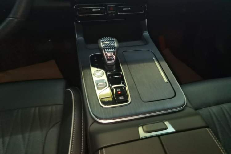 Used GAC Trumpchi GS8 2024 Linghang Series 2.0 TGDI Two-Wheel Drive Luxury Smart Connectivity Version Gear Lever