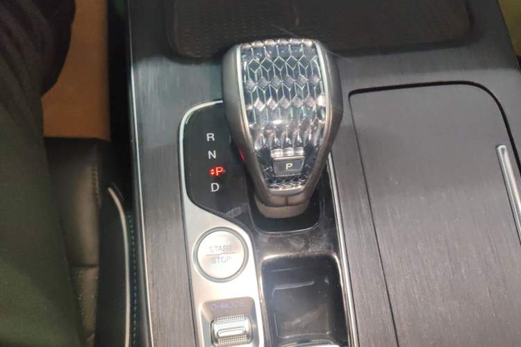 Used GAC Trumpchi GS8 2024 Linghang Series 2.0 TGDI Two-Wheel Drive Luxury Smart Connectivity Version Gear Lever