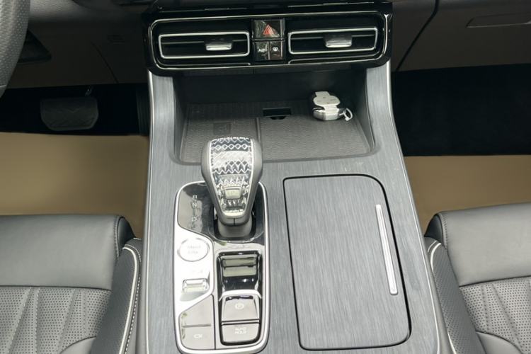 Used GAC Trumpchi GS8 2024 Linghang Series 2.0 TGDI Two-Wheel Drive Luxury Smart Connectivity Version Gear Lever