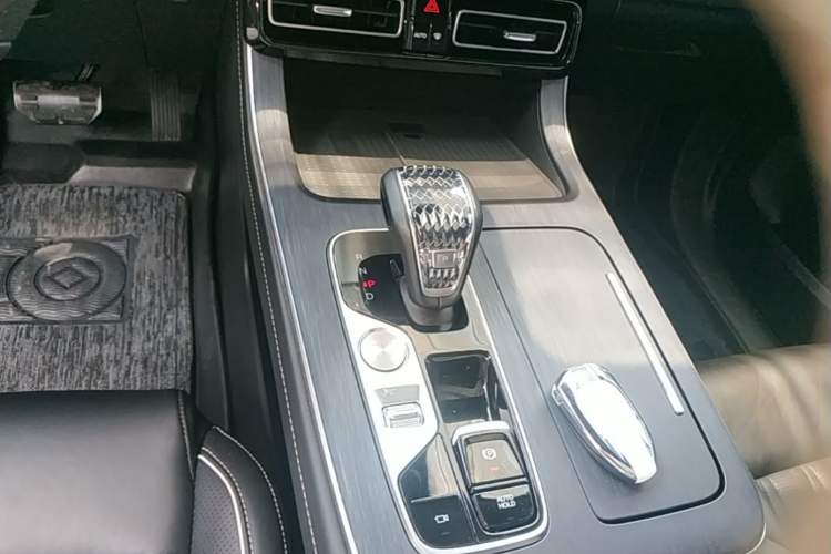 Used GAC Trumpchi GS8 2024 Linghang Series 2.0 TGDI Two-Wheel Drive Luxury Smart Connectivity Version Gear Lever