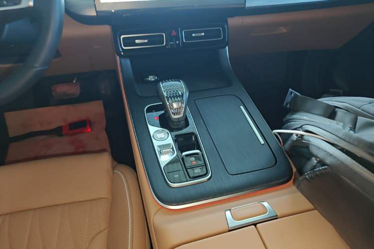 Used GAC Trumpchi GS8 2024 Linghang Series 2.0 TGDI Two-Wheel Drive Luxury Smart Connectivity Version Gear Lever