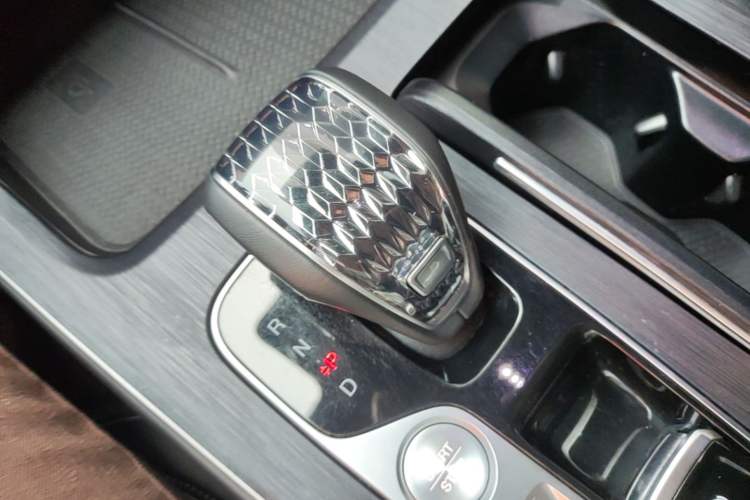 Used GAC Trumpchi GS8 2024 Linghang Series 2.0 TGDI Two-Wheel Drive Luxury Smart Connectivity Version Gear Lever