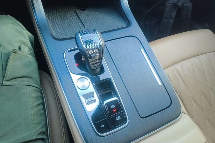 Used GAC Trumpchi GS8 2024 Linghang Series 2.0 TGDI Two-Wheel Drive Luxury Smart Connectivity Version Gear Lever