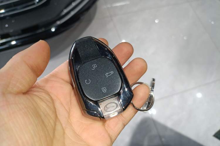 Used GAC Trumpchi GS8 2024 Linghang Series 2.0 TGDI Two-Wheel Drive Luxury Smart Connectivity Version Interior 1