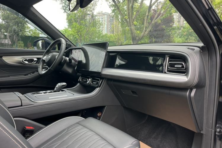 Used GAC Trumpchi GS8 2024 Linghang Series 2.0 TGDI Two-Wheel Drive Luxury Smart Connectivity Version Interior 3