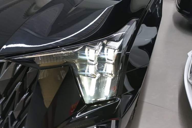 Used GAC Trumpchi GS8 2024 Dual-Motor Series 2.0TM Two-Wheel Drive Premium Edition Left Front Headlight