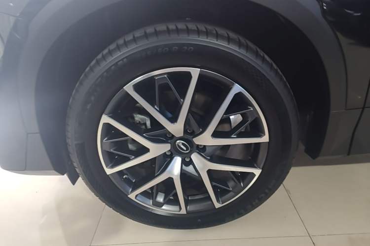 Used GAC Trumpchi GS8 2024 Linghang Series 2.0 TGDI Two-Wheel Drive Luxury Smart Connectivity Version Left Front Wheel Hub