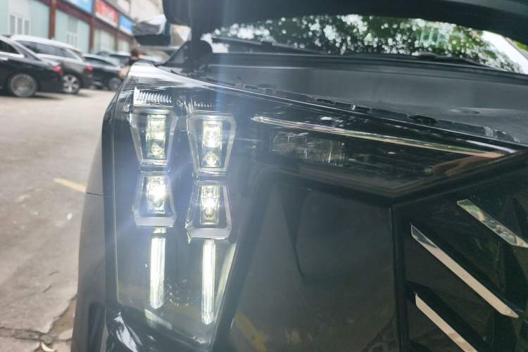 Used GAC Trumpchi GS8 2024 Linghang Series 2.0 TGDI Two-Wheel Drive Luxury Smart Connectivity Version Right Front Headlight