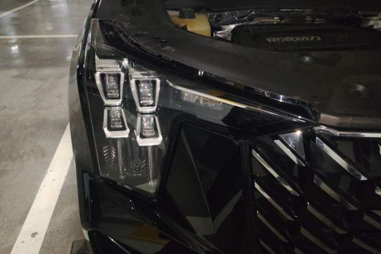 Used GAC Trumpchi GS8 2024 Linghang Series 2.0 TGDI Two-Wheel Drive Luxury Smart Connectivity Version Right Front Headlight