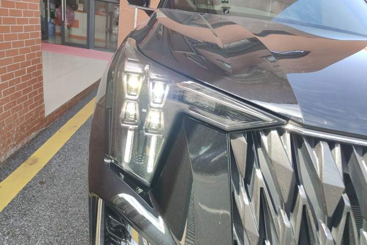 Used GAC Trumpchi GS8 2024 Dual-Motor Series 2.0TM Two-Wheel Drive Premium Edition Right Front Headlight