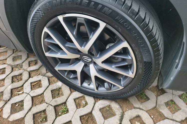 Used GAC Trumpchi GS8 2024 Linghang Series 2.0 TGDI Two-Wheel Drive Luxury Smart Connectivity Version Right Front Wheel Hub