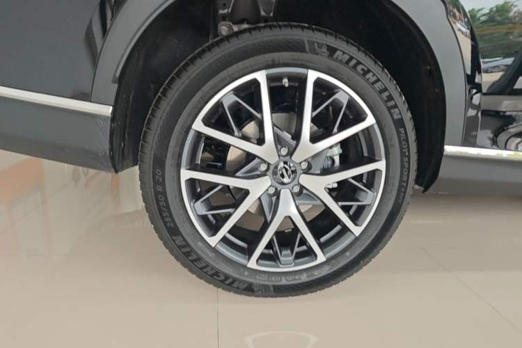 Used GAC Trumpchi GS8 2024 Linghang Series 2.0 TGDI Two-Wheel Drive Luxury Smart Connectivity Version Right Rear Wheel Hub