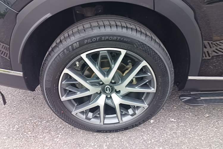 Used GAC Trumpchi GS8 2024 Linghang Series 2.0 TGDI Two-Wheel Drive Luxury Smart Connectivity Version Right Rear Wheel Hub