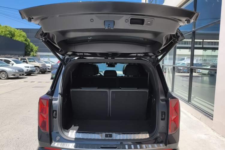 Used GAC Trumpchi GS8 2024 Dual-Motor Series 2.0TM Two-Wheel Drive Premium Edition Trunk