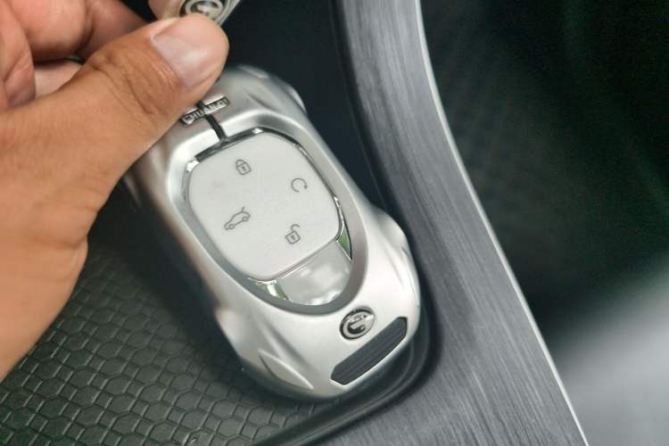 Used GAC Trumpchi GS8 2024 Linghang Series 2.0 TGDI Two-Wheel Drive Luxury Smart Connectivity Version Vehicle Key