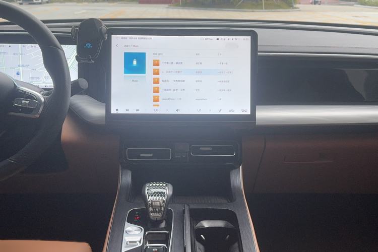 Used GAC Trumpchi GS8 2024 Linghang Series 2.0 TGDI Two-Wheel Drive Luxury Smart Connectivity Version Audio And AC Panel