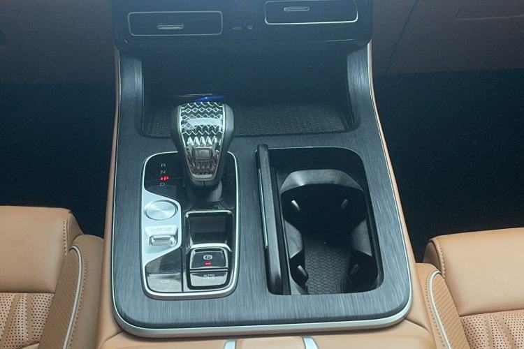 Used GAC Trumpchi GS8 2024 Linghang Series 2.0 TGDI Two-Wheel Drive Luxury Smart Connectivity Version Gear Lever