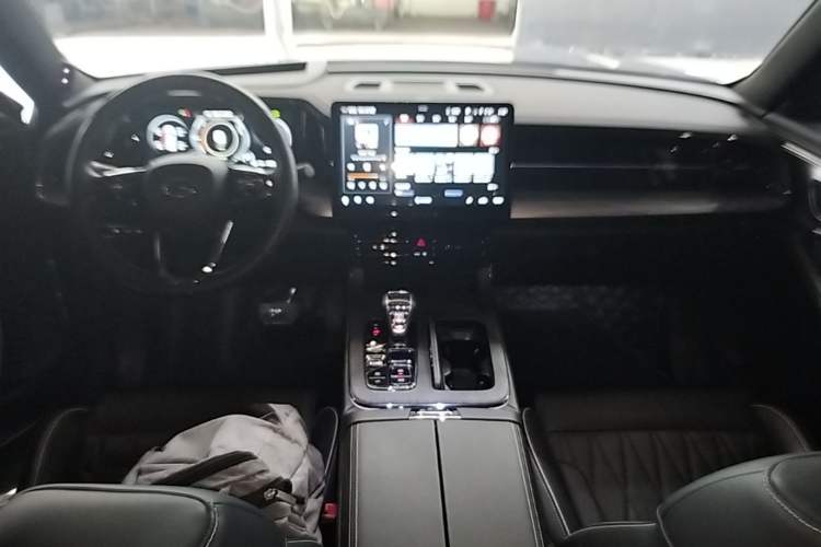 Used GAC Trumpchi GS8 2024 Dual-Motor Series 2.0TM Two-Wheel Drive Premium Edition Center Console