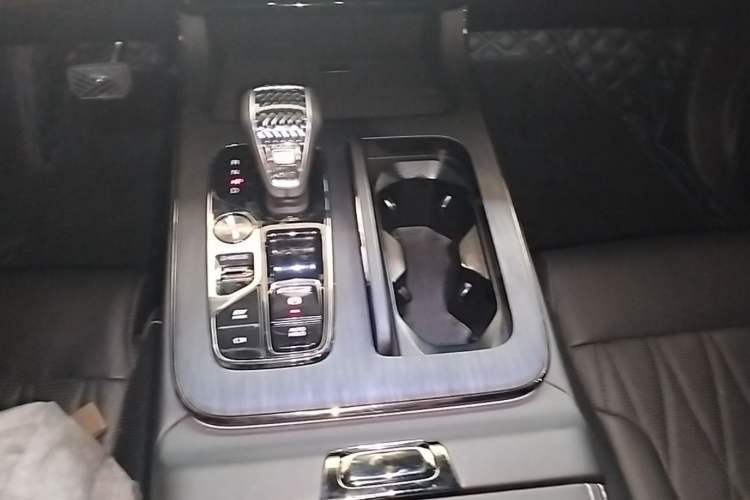 Used GAC Trumpchi GS8 2024 Dual-Motor Series 2.0TM Two-Wheel Drive Premium Edition Gear Lever