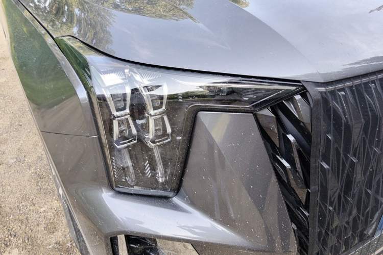 Used GAC Trumpchi GS8 2024 Dual-Motor Series 2.0TM Two-Wheel Drive Premium Edition Right Front Headlight
