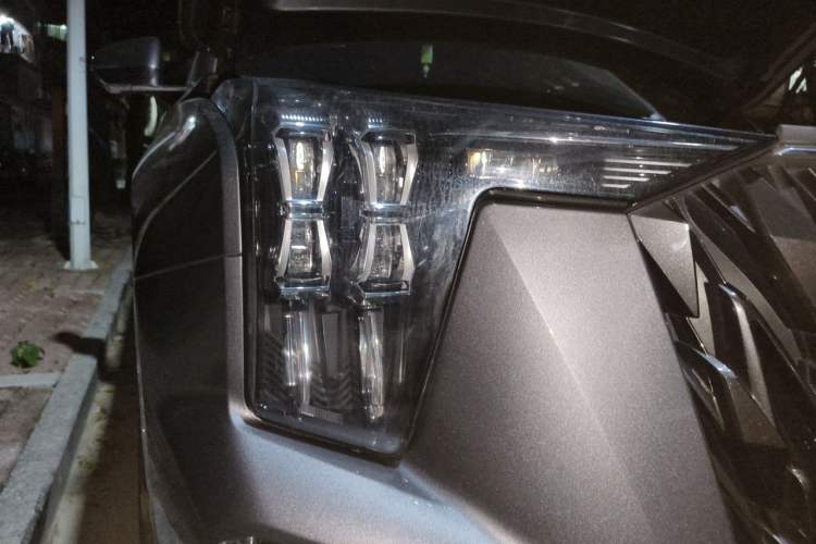 Used GAC Trumpchi GS8 2024 Dual-Motor Series 2.0TM Two-Wheel Drive Premium Edition Right Front Headlight