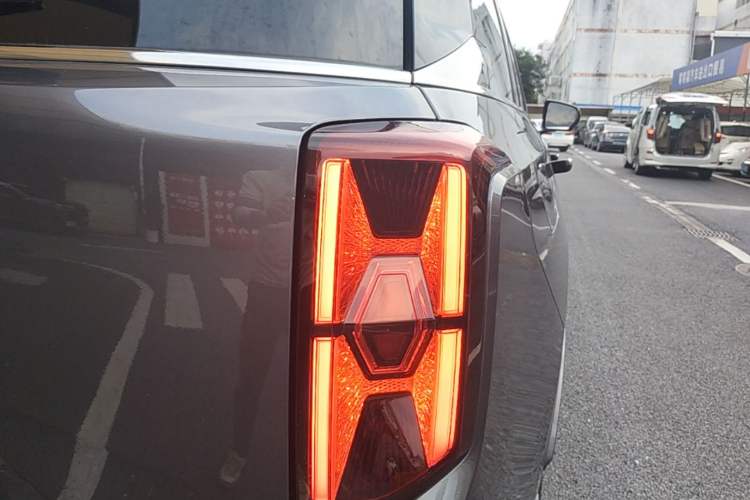 Used GAC Trumpchi GS8 2024 Dual-Motor Series 2.0TM Two-Wheel Drive Premium Edition Right Rear Taillight