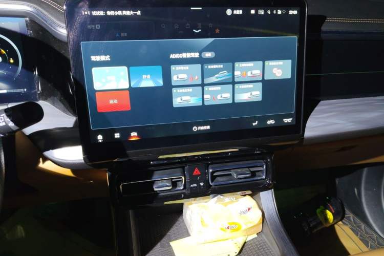Used GAC Trumpchi GS8 2024 Linghang Series 2.0 TGDI Two-Wheel Drive Luxury Smart Connectivity Version Audio And AC Panel
