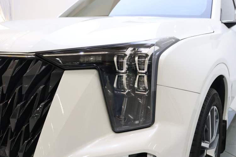 Used GAC Trumpchi GS8 2024 Dual-Motor Series 2.0TM Two-Wheel Drive Premium Edition Left Front Headlight