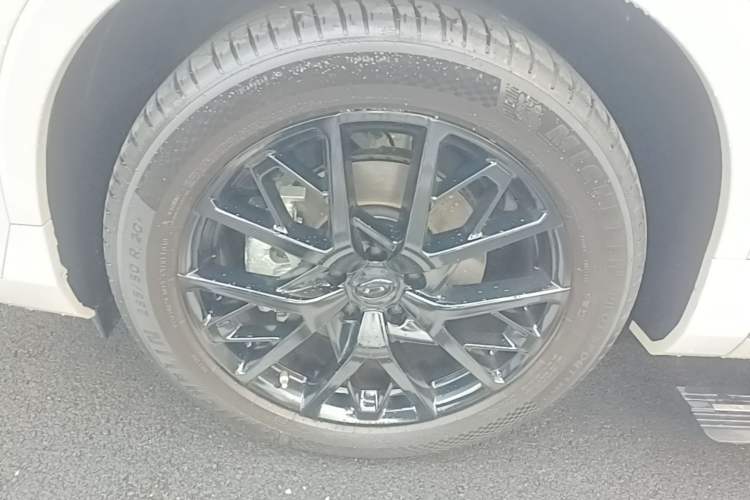 Used GAC Trumpchi GS8 2024 Dual-Motor Series 2.0TM Two-Wheel Drive Premium Edition Left Front Wheel Hub