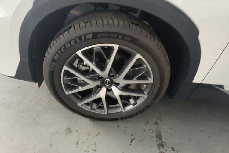 Used GAC Trumpchi GS8 2024 Linghang Series 2.0 TGDI Two-Wheel Drive Luxury Smart Connectivity Version Left Front Wheel Hub