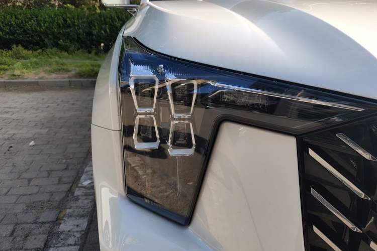 Used GAC Trumpchi GS8 2024 Linghang Series 2.0 TGDI Four-Wheel Drive Luxury Smart Connectivity Version Right Front Headlight