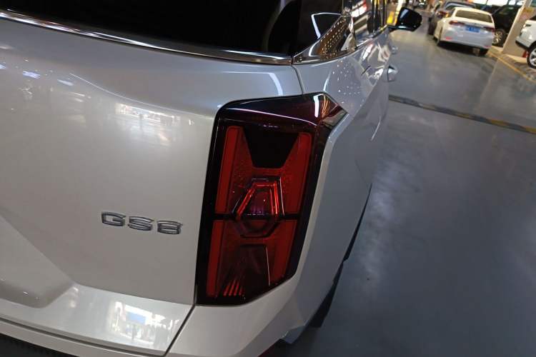 Used GAC Trumpchi GS8 2024 Linghang Series 2.0 TGDI Two-Wheel Drive Luxury Smart Connectivity Version Right Rear Taillight
