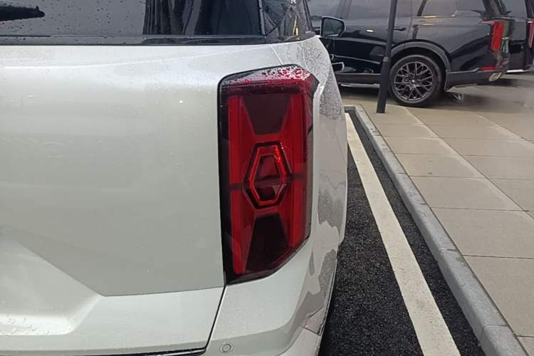 Used GAC Trumpchi GS8 2024 Dual-Motor Series 2.0TM Two-Wheel Drive Premium Edition Right Rear Taillight