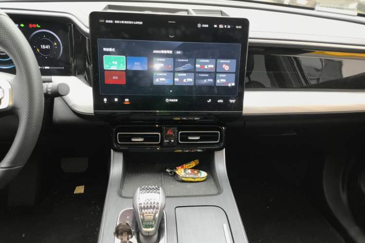 Used GAC Trumpchi GS8 2025 Linghang Series 2.0 TGDI Two-Wheel-Drive Luxury Edition 5 Seats Audio And AC Panel