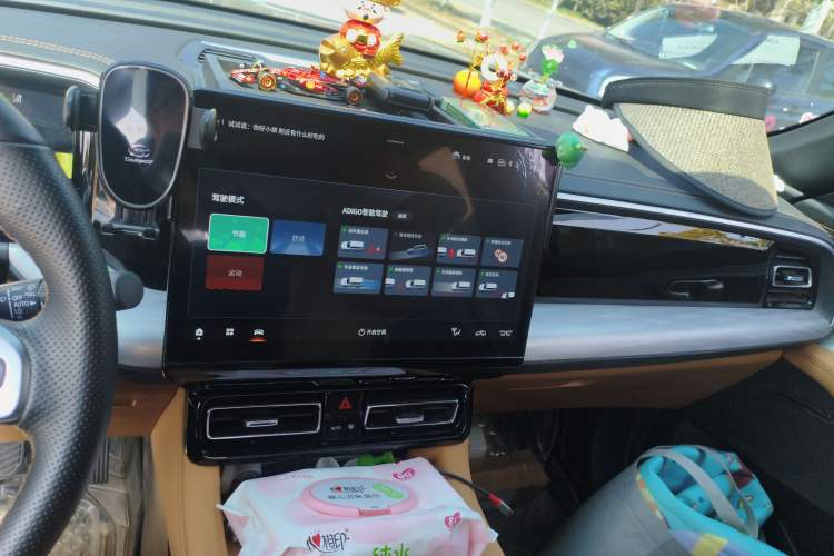 Used GAC Trumpchi GS8 2025 Linghang Series 2.0 TGDI Two-Wheel-Drive Luxury Edition 5 Seats Audio And AC Panel