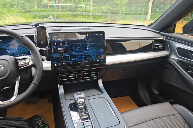 Used GAC Trumpchi GS8 2025 Linghang Series 2.0 TGDI Two-Wheel-Drive Luxury Edition 5 Seats Audio And AC Panel