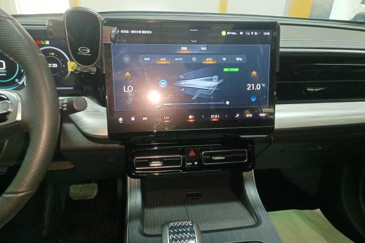 Used GAC Trumpchi GS8 2025 Linghang Series 2.0 TGDI Two-Wheel-Drive Luxury Edition 5 Seats Audio And AC Panel