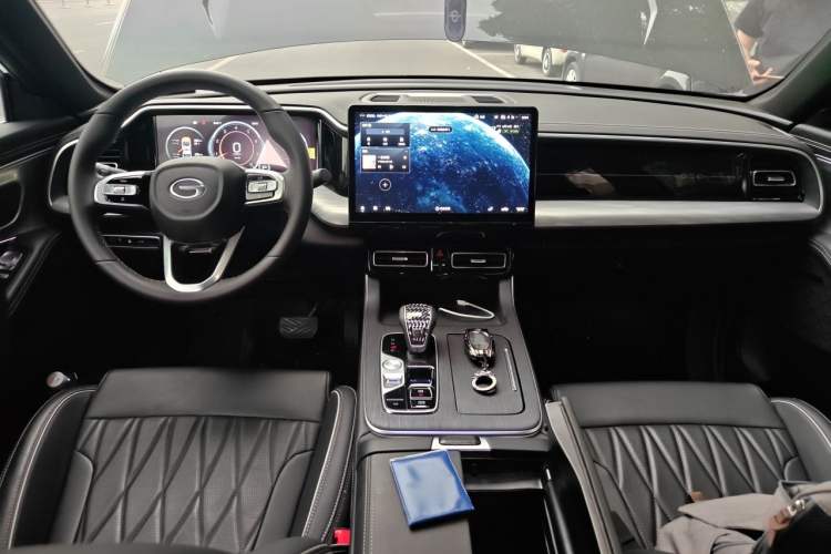 Used GAC Trumpchi GS8 2025 Linghang Series 2.0 TGDI Two-Wheel-Drive Luxury Edition 5 Seats Center Console